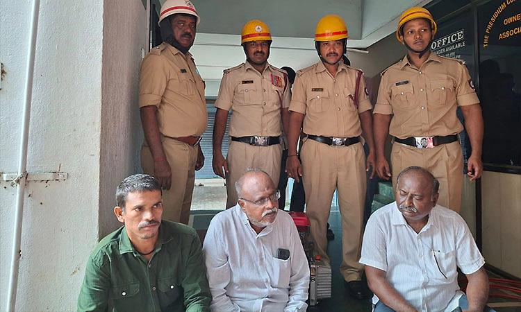 Mangaluru: ಲಿಫ್ಟ್ ನಲ್ಲಿ ಸಿಕ್ಕಿಹಾಕಿಕೊಂಡ ಹಿರಿಯ ನಾಗರಿಕರ ರಕ್ಷಣೆ