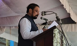 ಮೊಬೈಲ್ ಟಾರ್ಚ್ ಹಿಡಿದುಕೊಂದು ಸಚಿವ ಸವದಿ ಭಾಷಣ!