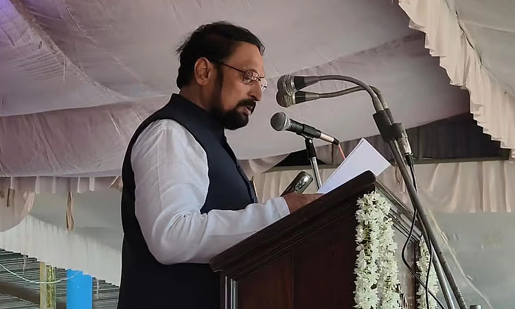 ಮೊಬೈಲ್ ಟಾರ್ಚ್ ಹಿಡಿದುಕೊಂದು ಸಚಿವ ಸವದಿ ಭಾಷಣ!