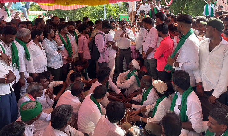 ಸೇಡಂ: ಬರಪೀಡಿತ ತಾಲೂಕು ಘೋಷಣೆಗೆ ಆಗ್ರಹಿಸಿ ರೈತರಿಂದ ರಸ್ತೆ ತಡೆ