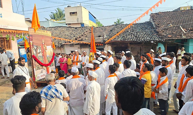 ‘Jai Bhavani’ chants echo in Hirebagewadi as devotees take part in Durgamata Daud