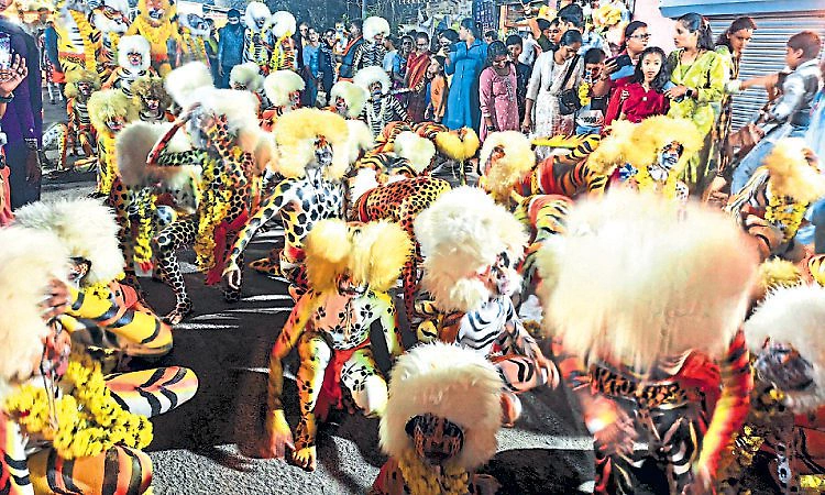ಕಟೀಲಮ್ಮನ ಮಡಿಲಿನಲ್ಲಿ ಸಾವಿರ ಹುಲಿಗಳ ನರ್ತನ