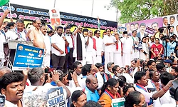 ಎಸ್‌ಐಆರ್‌ ಹೋರಾಟ ಬೆಂಬಲಿಸಿ ಮೊದಲ ಬಾರಿ ಬೀದಿಗಿಳಿದ ವಿಜಯ್‌ ಪಕ್ಷ