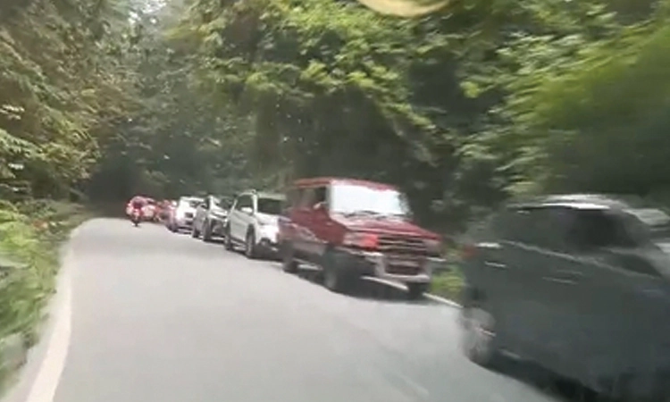 ಆಗುಂಬೆ ಘಾಟಿಯಲ್ಲಿ ಟ್ರಾಫಿಕ್ ಜಾಮ್: ಪ್ರವಾಸಿಗರ ಪರದಾಟ