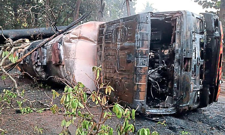Yellapura: ಚಲಿಸುತ್ತಿರುವಾಗಲೇ ಸ್ಪಿರೀಟ್ ತುಂಬಿದ ಟ್ಯಾಂಕ‌ರ್ ಪಲ್ಟಿ; ಹೊತ್ತಿ ಉರಿದ ವಾಹನ