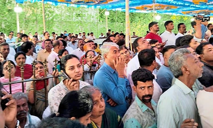 Thousands gather to pay last respects to Shamanur Shivashankarappa