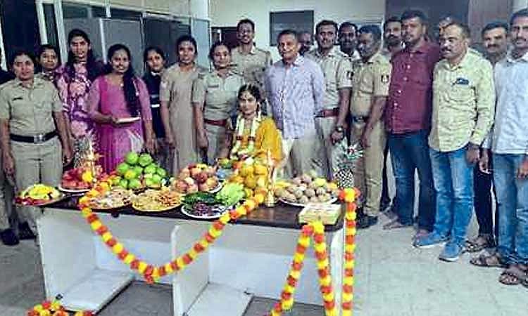 ಸಹೋದ್ಯೋಗಿ ಪೊಲೀಸ್ ಸಿಬ್ಬಂದಿಗೆ ಠಾಣೆಯಲ್ಲೇ ಸೀಮಂತ!