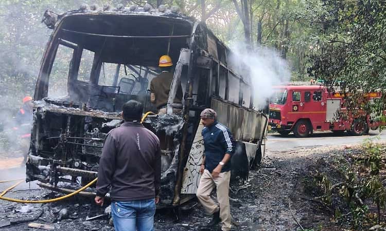 Madikeri: ನಡು ರಸ್ತೆಯಲ್ಲೇ ಹೊತ್ತಿ ಉರಿದ ಖಾಸಗಿ ಬಸ್... ಚಾಲಕ, ನಿರ್ವಾಹಕ ಪಾರು