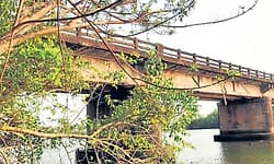 ಶಿಥಿಲ ಬಂಟ್ವಾಡಿ ಸೇತುವೆಯಲ್ಲೇ ವಾಹನ ಸಂಚಾರ