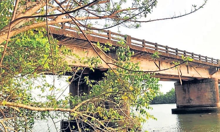 ಶಿಥಿಲ ಬಂಟ್ವಾಡಿ ಸೇತುವೆಯಲ್ಲೇ ವಾಹನ ಸಂಚಾರ