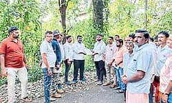Belthangady: ಪಟ್ಟಾ ಜಾಗದ ಸರ್ವೇಗೆ ಕಳೆಂಜದ ಜನರ ಆಕ್ಷೇಪ; ವಲಯ ಅರಣ್ಯಾಧಿಕಾರಿಗೆ ದೂರು
