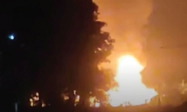 ಕಸದ ರಾಶಿಗೆ ಬೆಂಕಿ ತಗುಲಿ 10 ಶೆಡ್‌, 5 ಗುಡಿಸಲು ಭಸ್ಮ:ಅಕ್ರಮ ಬಾಂಗ್ಲಾ ವಲಸಿಗರಿದ್ದರೆ?