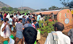 ಕಂಪ್ಲಿ: ಕಂದಕಕ್ಕೆ ಉರುಳಿದ ಆಯಿಲ್ ಟ್ಯಾಂಕರ್; ಸೋರುತ್ತಿದ್ದ ಎಣ್ಣೆ ಹಿಡಿಯಲು ಮುಗಿಬಿದ್ದ ಜನ!