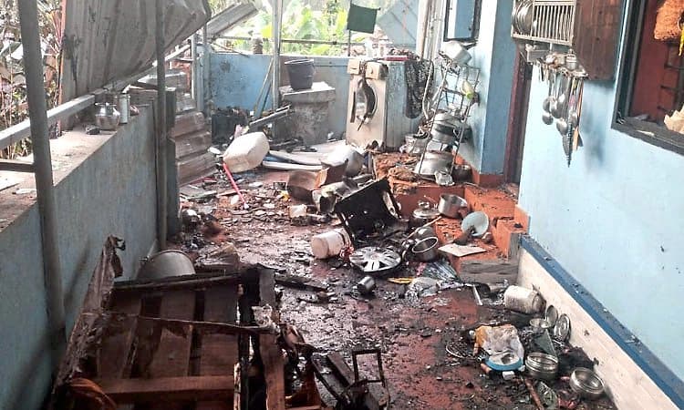 Karkala: ಗ್ಯಾಸ್‌ ಸಿಲಿಂಡರ್‌ ಸ್ಪೋಟಗೊಂಡು ಬಿರುಕು ಬಿಟ್ಟ ಗೋಡೆ; ಲಕ್ಷಾಂತರ ರೂ ನಷ್ಟ