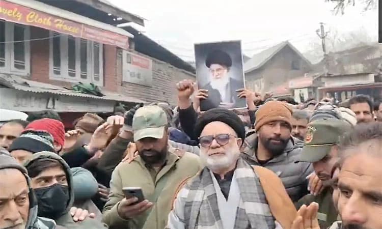 ಇರಾನ್‌ ನ ಖಮೇನಿ ಆಡಳಿತ ಬೆಂಬಲಿಸಿ ಕಾಶ್ಮೀರದಲ್ಲಿ ಬೀದಿಗಿಳಿದು ಘೋಷಣೆ