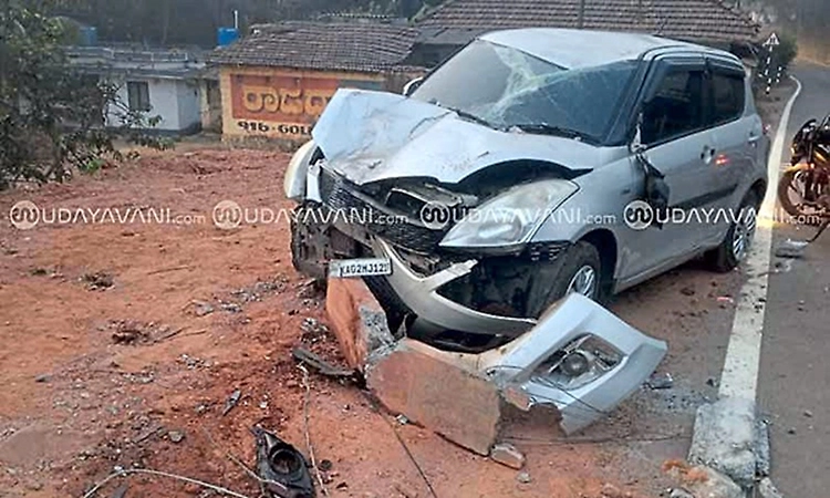 Car crashes into electric pole near Vitla, occupants escape with minor injuries