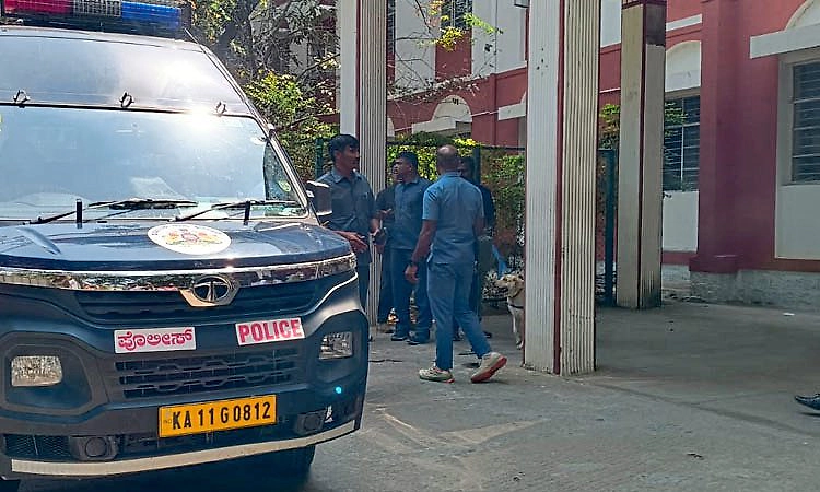 Mandya: ಕೋರ್ಟ್‌ ಗೆ ಬಾಂಬ್‌ ಬೆದರಿಕೆ; ಕಲಾಪ ಬಿಟ್ಟು ಹೊರಬಂದ ವಕೀಲರು