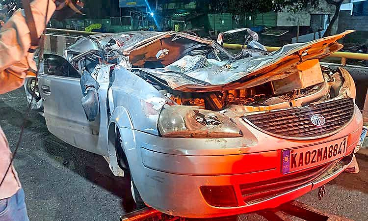 ಡಿವೈಡರ್‌ನಿಂದ ಜಿಗಿದು ಬಸ್‌ಗೆ ಗುದ್ದಿದ ಕಾರು: ಐವರು ಯುವಕರು ಸ್ಥಳದಲ್ಲೇ ದುರ್ಮರಣ