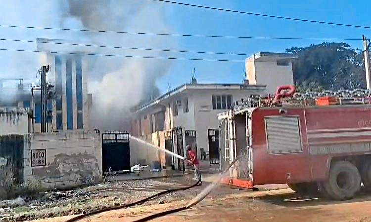  ರಾಸಾಯನಿಕ ಕಾರ್ಖಾನೆಯಲ್ಲಿ ಅಗ್ನಿ ಅವಘಡ; 7 ಕಾರ್ಮಿಕರು ಸಜೀವ ದಹನ; ಹಲವರು ಸಿಲುಕಿರುವ ಶಂಕೆ