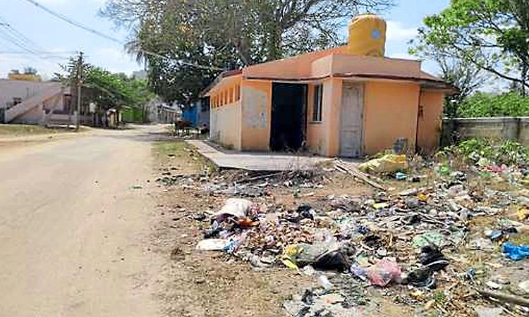 ಗುಂಡ್ಲುಪೇಟೆ ಹೊಸೂರು ರಸ್ತೇಲಿ ಕಸದ ರಾಶಿ
