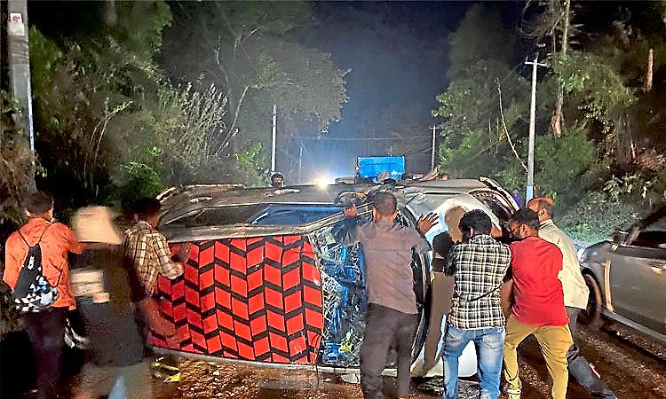 Car overturns on Mani–Mysuru National Highway near Sullia