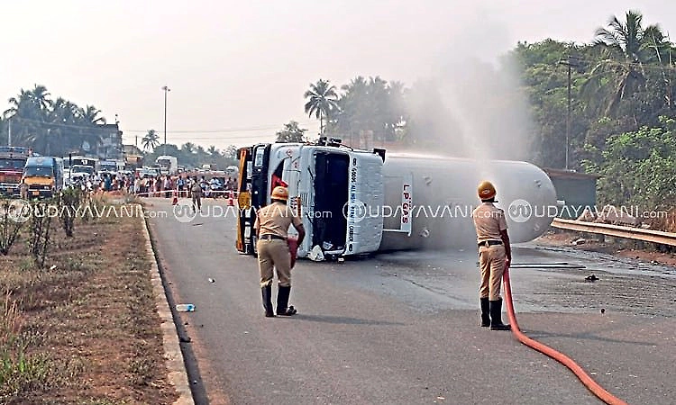 Gas tanker overturns on NH-66 near Katapadi; traffic affected amid leak scare