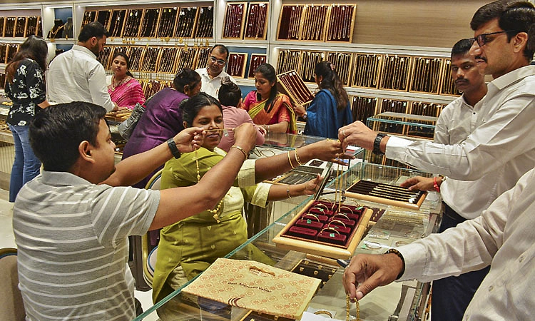 Gold futures decline Rs 2,225 to Rs 1.56 lakh/10g