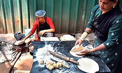 ಯುಗಾದಿ ಹೋಳಿಗೆಗೂ ಗ್ಯಾಸ್ ಟ್ರಬಲ್... ಸೌದೆ ಒಲೆ ಬಳಸಿ ಹೋಳಿಗೆ ಬೇಯಿಸಲು ಅಂಗಡಿಗಳು ತಯಾರಿ