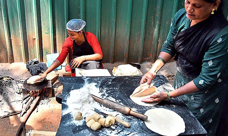 ಯುಗಾದಿ ಹೋಳಿಗೆಗೂ ಗ್ಯಾಸ್ ಟ್ರಬಲ್... ಸೌದೆ ಒಲೆ ಬಳಸಿ ಹೋಳಿಗೆ ಬೇಯಿಸಲು ಅಂಗಡಿಗಳು ತಯಾರಿ