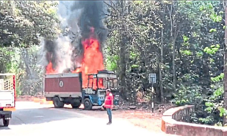 ಶಿರಾಡಿ: ಲಾರಿ ಬೆಂಕಿಗೆ ಆಹುತಿ