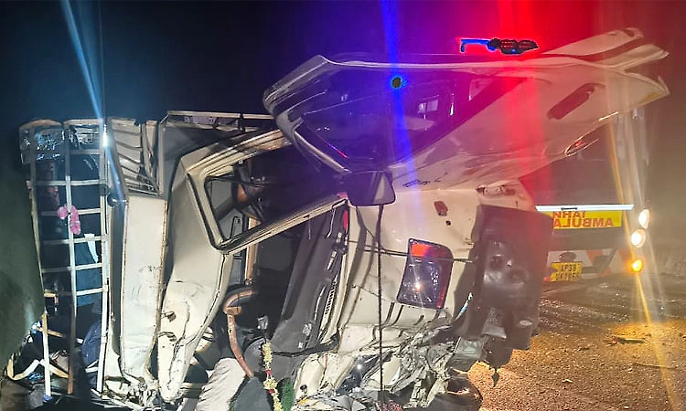 Eight killed in collision near Mantralayam, several injured