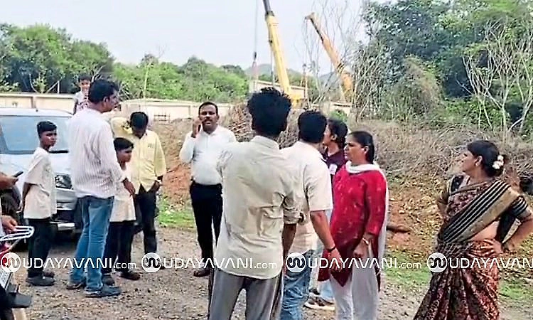 Tourists fined Rs 2,000 for littering near Saanur on Karkala–Moodubidri highway