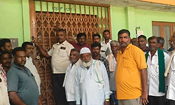 Hunsur: ಸಕಾಲದಲ್ಲಿ ಸಾಲ ನೀಡದ ಬ್ಯಾಂಕ್‌ಗೆ ಬೀಗ ಜಡಿದು ರೈತರ ಪ್ರತಿಭಟನೆ