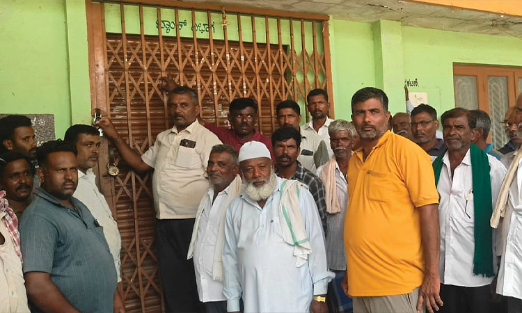 Hunsur: ಸಕಾಲದಲ್ಲಿ ಸಾಲ ನೀಡದ ಬ್ಯಾಂಕ್‌ಗೆ ಬೀಗ ಜಡಿದು ರೈತರ ಪ್ರತಿಭಟನೆ