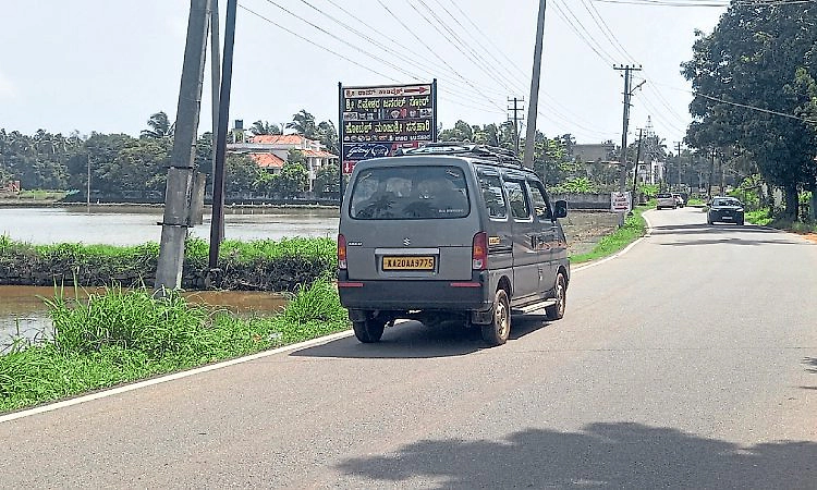 ಹುಂಚಾರಬೆಟ್ಟು ವಾರ್ಡ್‌: ಬಸ್ರೂರು ಮೂರುಕೈ - ಮೂಡ್ಲಕಟ್ಟೆ ರಸ್ತೆ ಅಗಲ ಆಗಲಿ
