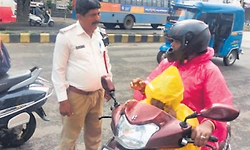Mangaluru: ಮಕ್ಕಳಿಗೂ ಹೆಲ್ಮೆಟ್‌ ಕಡ್ಡಾಯ: ಪೊಲೀಸರಿಂದ ಮತ್ತೆ ಜಾಗೃತಿ