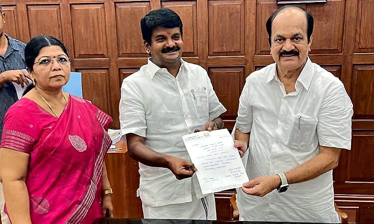 AIADMK ಯ ಮತ್ತೊಂದು ವಿಕೆಟ್ ಪತನ: ಶಾಸಕ ಸ್ಥಾನಕ್ಕೆ ಸಿ.ವಿಜಯಭಾಸ್ಕರ್ ರಾಜೀನಾಮೆ