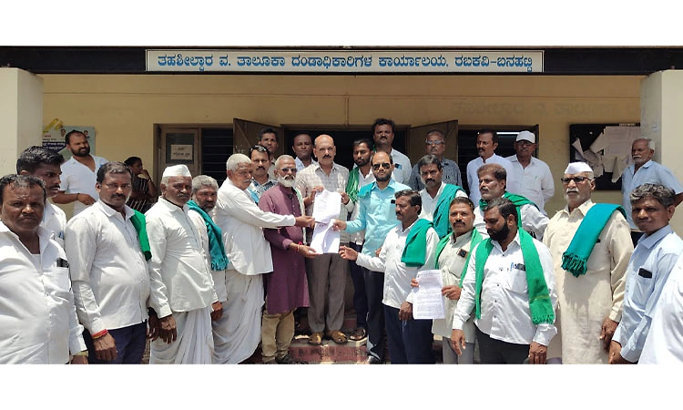 Rabkavi Banhatti: ರೈತರ ಹಕ್ಕುಗಳನ್ನು ಕಸಿದುಕೊಳ್ಳುತ್ತಿರುವ ಸರ್ಕಾರ: ಹಿರಿಯ ರೈತ ಮುಖಂಡ