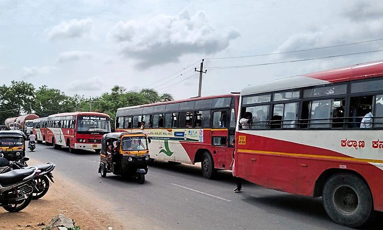 ಸೇಡಂ–ಯಾದಗಿರಿ ಬಸ್ ಅವ್ಯವಸ್ಥೆ: ಬೀದಿಗಿಳಿದು ವಿದ್ಯಾರ್ಥಿಗಳ ಆಕ್ರೋಶ