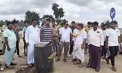 ಅವೈಜ್ಞಾನಿಕ ಫ್ಲೈಓವರ್ ಕಾಮಗಾರಿ ವಿರೋಧಿಸಿ ಹೆದ್ದಾರಿ ತಡೆ; ಬೈಕ್‌ಗೆ ಬೆಂಕಿ ಹಚ್ಚಿ ಪ್ರತಿಭಟನೆ