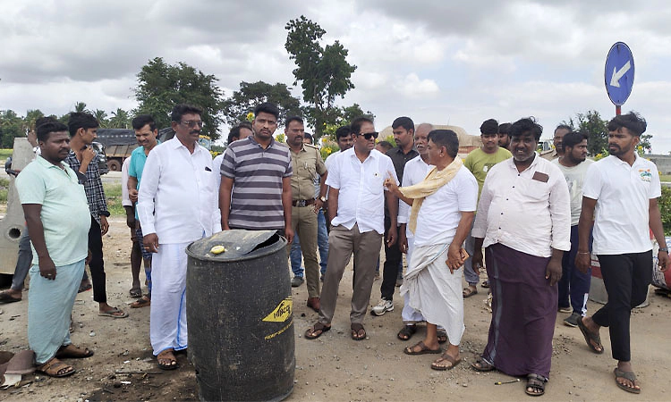 ಅವೈಜ್ಞಾನಿಕ ಫ್ಲೈಓವರ್ ಕಾಮಗಾರಿ ವಿರೋಧಿಸಿ ಹೆದ್ದಾರಿ ತಡೆ; ಬೈಕ್‌ಗೆ ಬೆಂಕಿ ಹಚ್ಚಿ ಪ್ರತಿಭಟನೆ
