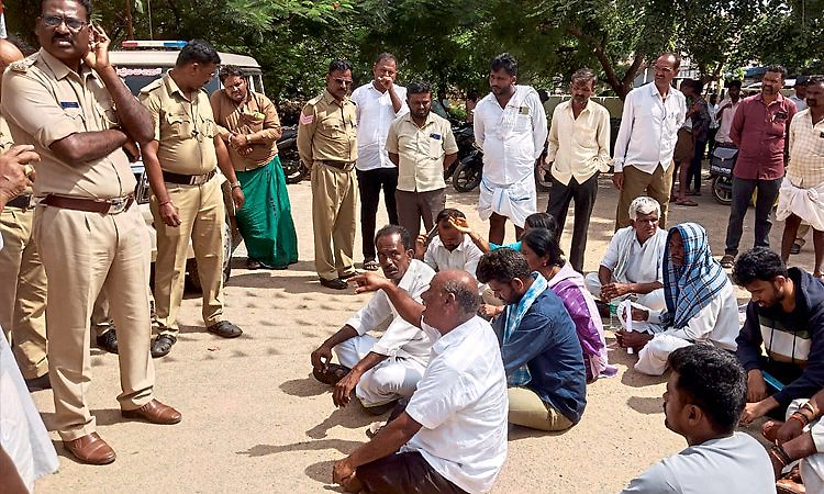 ಅಧಿಕಾರಿಗಳ ನಿರ್ಲಕ್ಷ್ಯ, ಕಿರುಕುಳಕ್ಕೆ ಬೇಸತ್ತು ನಿವೇಶನ ಮಾಲೀಕ ಆತ್ಮಹತ್ಯೆ!