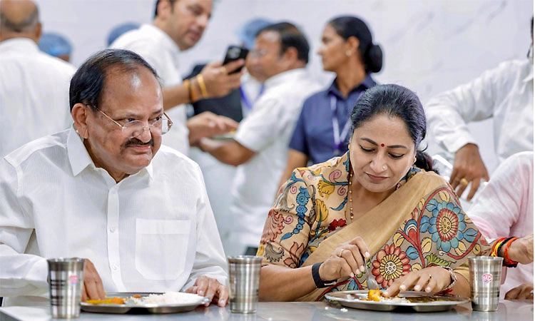 5 ರೂ.ಗೆ ಊಟ ನೀಡುವ ಅಟಲ್‌ ಕ್ಯಾಂಟೀನ್‌ಗೆ ದಿಲ್ಲಿ ಸಿಎಂ ಚಾಲನೆ