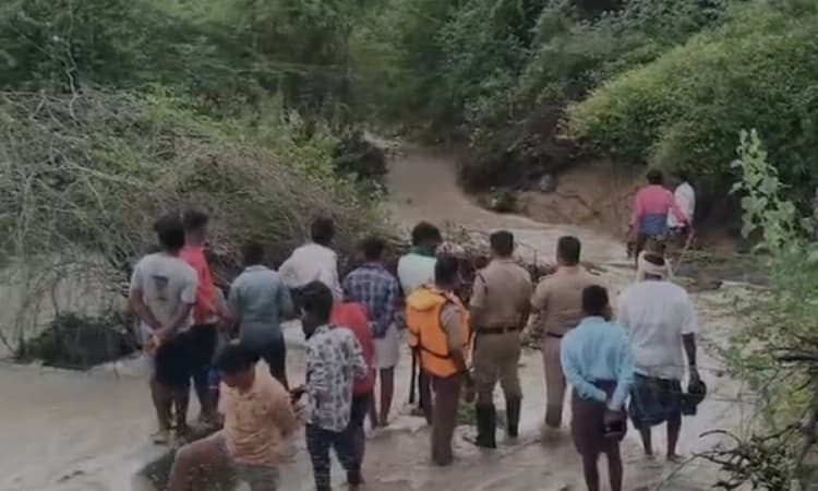 Gadag health staff swept away in stream, two rescued, one missing