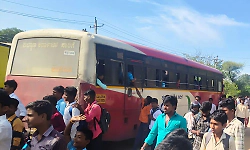 Kushtagi: Students protest suspension of additional bus service