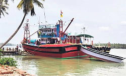Kasaragod: Ullal purse seine boat seized for illegal fishing
