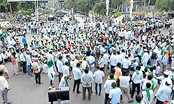 More than 15 sugarcane farmers detained amid protest in Kalaburagi