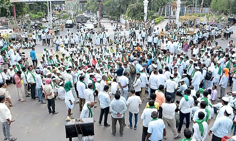 More than 15 sugarcane farmers detained amid protest in Kalaburagi