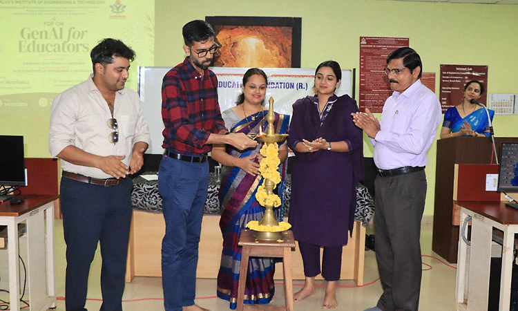 ಬದಲಾಗುತ್ತಿರುವ ತಂತ್ರಜ್ಞಾನಕ್ಕೆ ಶಿಕ್ಷಕರು ತೆರೆದುಕೊಳ್ಳಬೇಕು: ವಿವೇಕ್ ಆಳ್ವ