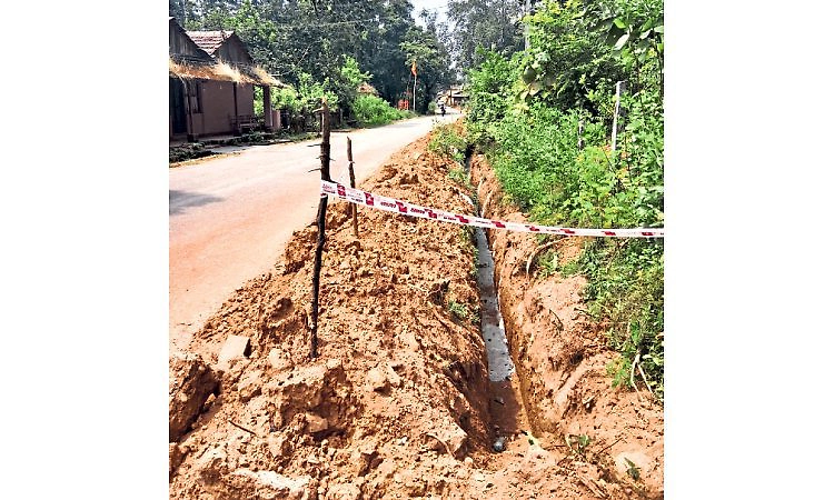 ಹೊಸಂಗಡಿ: ರಸ್ತೆ ಬದಿ ಅಗೆತ, ಅಪಾಯಕಾರಿ ಹೊಂಡ